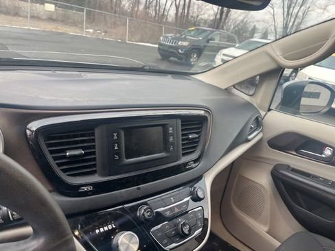 Used 2017 Chrysler Pacifica Touring image 14