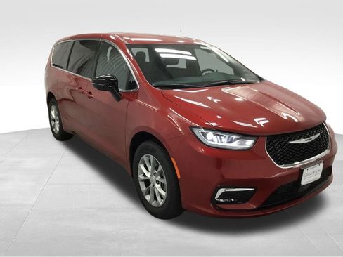 New 2026 Chrysler Pacifica Select image 3