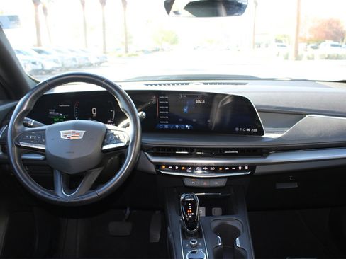 Used 2024 Cadillac XT4 Premium Luxury image 13