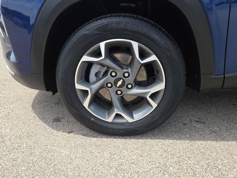 Used 2024 Chevrolet Trax LT w/ LT Convenience Package FWD image 12