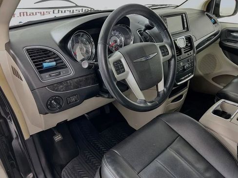 Used 2014 Chrysler Town & Country Touring image 10