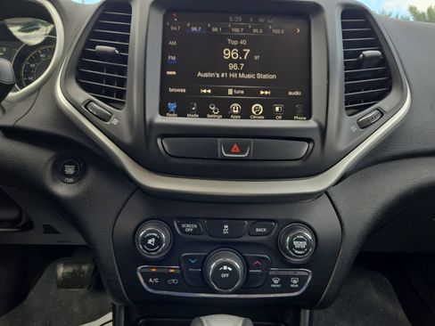 Used 2018 Jeep Cherokee Latitude Plus FWD image 17