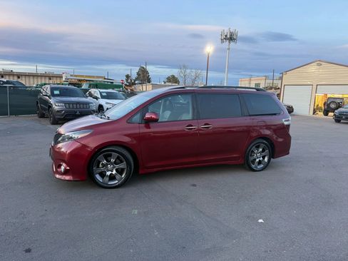 Used 2015 Toyota Sienna SE Premium image 3