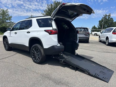 Used 2023 Chevrolet Traverse RS FWD image 1