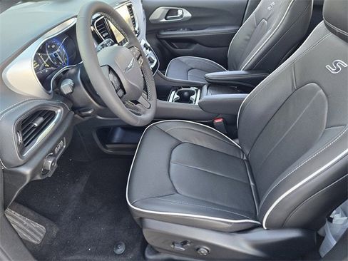 New 2026 Chrysler Pacifica Limited image 8
