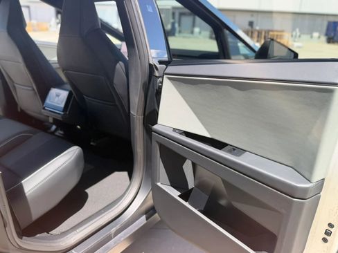 Used 2024 Tesla Cybertruck AWD Crew Cab image 21