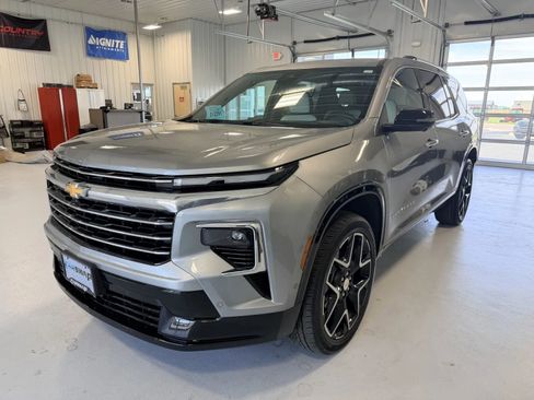 Used 2025 Chevrolet Traverse High Country w/ LPO, Cargo Package AWD/4WD image 6