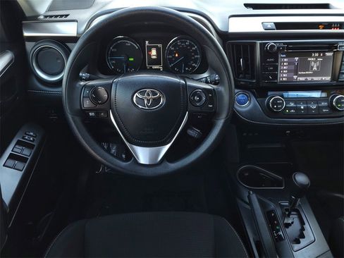Used 2018 Toyota RAV4 LE image 12