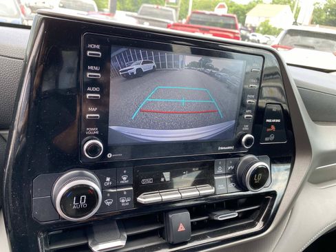 Used 2021 Toyota Highlander L AWD/4WD image 12