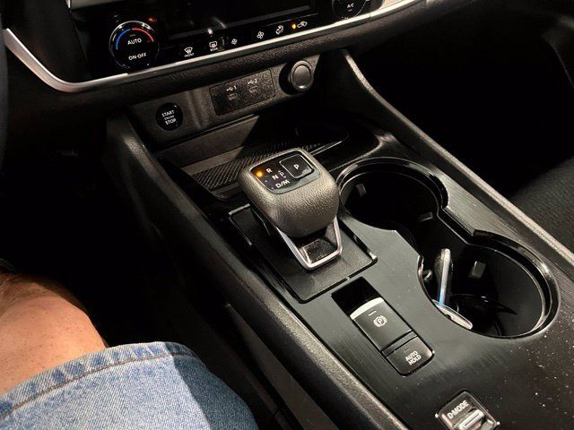 Used 2025 Nissan Rogue SV FWD image 30