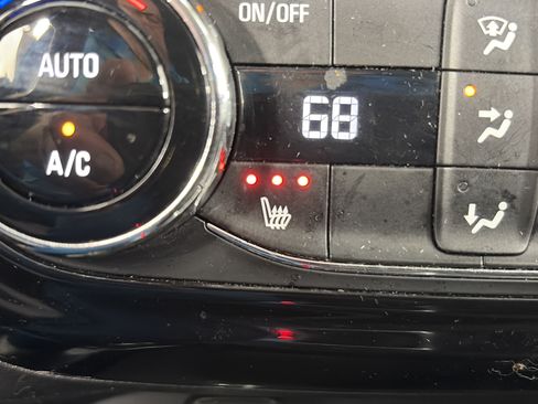 Used 2025 Chevrolet Trax LT w/ LT Convenience Package FWD image 19