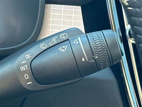 Used 2021 Volvo XC40 T4 Momentum w/ Premium Package image 10