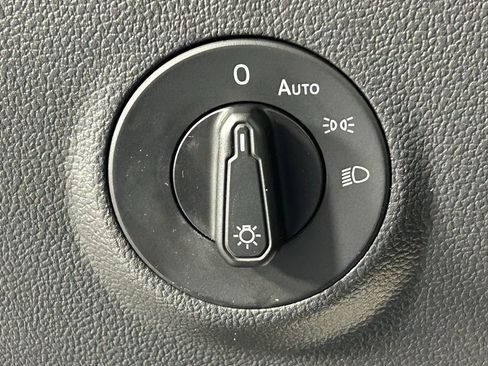 Used 2022 Volkswagen Taos SE w/ Panoramic Sunroof Package FWD image 26