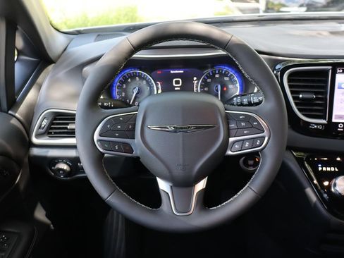 Used 2026 Chrysler Pacifica Select FWD image 17