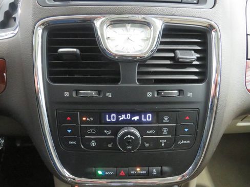 Used 2013 Chrysler Town & Country Limited w/ Luxury Group image 24