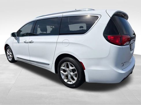Used 2018 Chrysler Pacifica Touring-L Plus FWD image 3