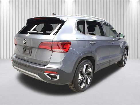 Used 2024 Volkswagen Taos SE AWD/4WD image 3