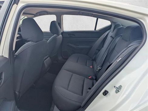 Used 2025 Nissan Altima 2.5 SV image 15