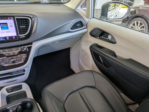 Used 2023 Chrysler Pacifica Touring-L FWD image 19