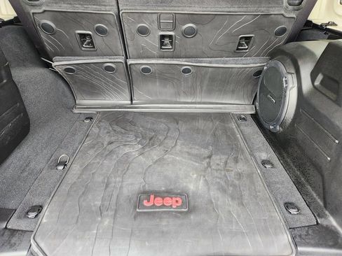Used 2022 Jeep Wrangler Unlimited Rubicon AWD/4WD image 27