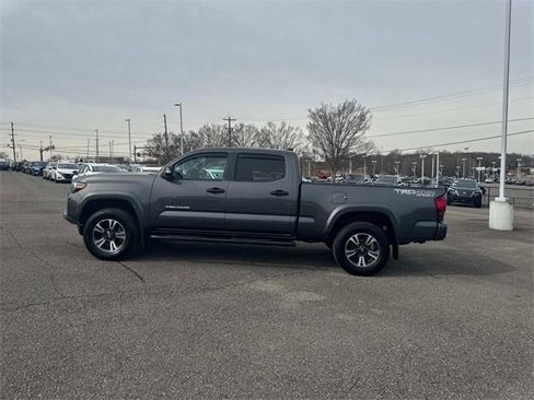 Used 2018 Toyota Tacoma TRD Sport image 8