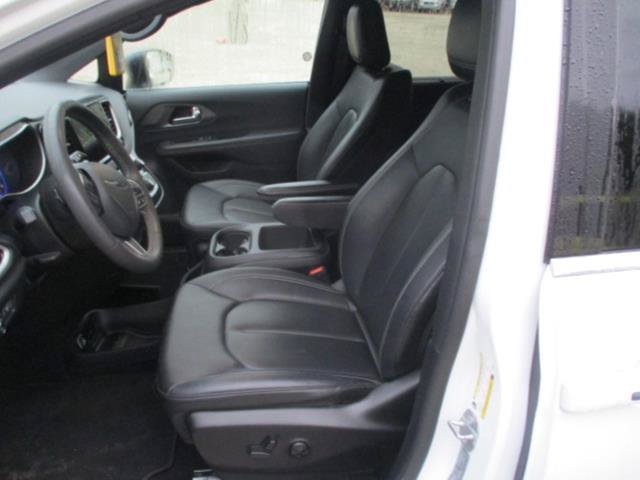 Certified 2025 Chrysler Pacifica Select FWD image 4