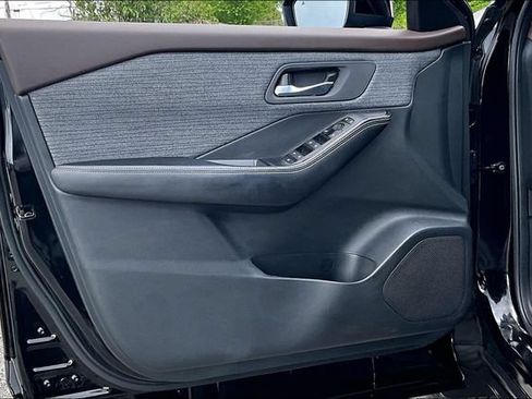 Certified 2023 Nissan Rogue SV FWD image 17