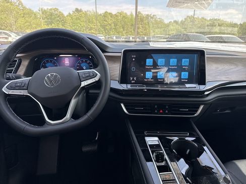 New 2025 Volkswagen Atlas SE image 13