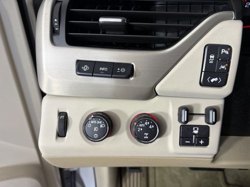 Used 2016 GMC Yukon Denali w/ Open Road Package AWD/4WD image 30