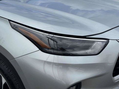 Used 2021 Toyota Highlander XLE AWD/4WD image 11
