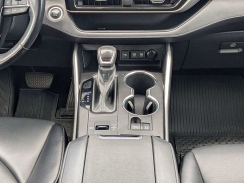 Used 2021 Toyota Highlander XLE FWD image 19