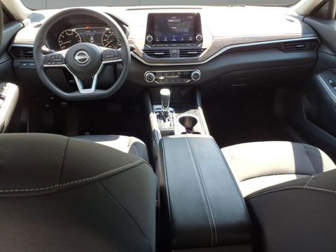 Used 2024 Nissan Altima 2.5 SV FWD image 8