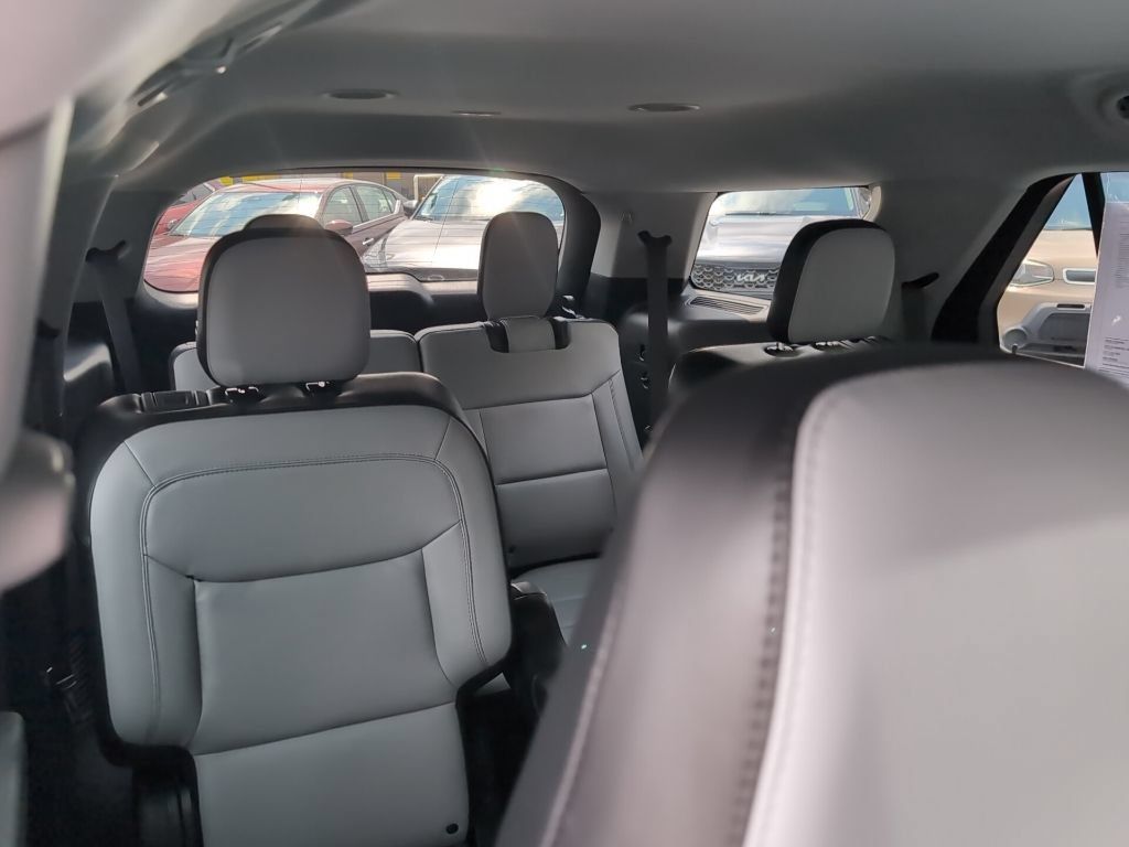 Used 2021 Ford Explorer XLT w/ Equipment Group 202A AWD/4WD image 11