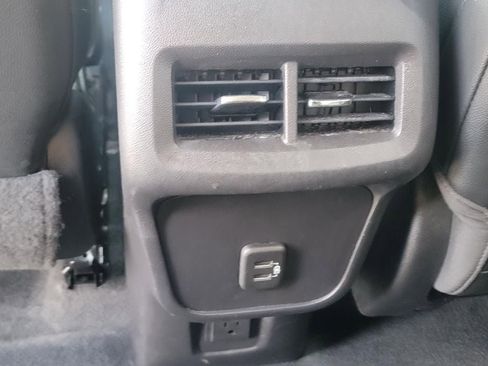 Used 2024 GMC Terrain SLT image 28