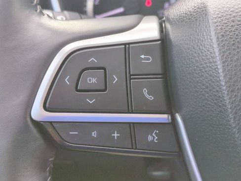 Used 2023 Toyota Highlander XLE AWD/4WD image 16