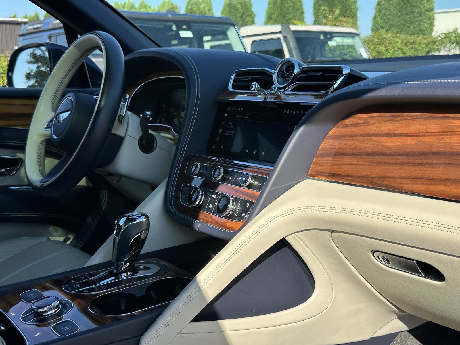 Used 2022 Bentley Bentayga AWD/4WD image 19
