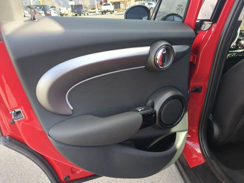 Used 2024 MINI Cooper 4-Door Hardtop image 31