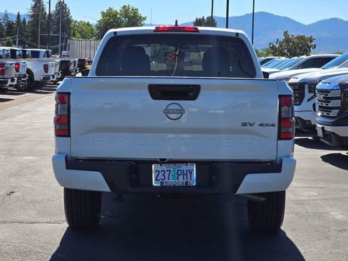 Used 2023 Nissan Frontier SV image 5