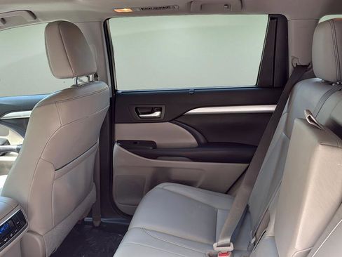 Used 2016 Toyota Highlander XLE AWD/4WD image 16