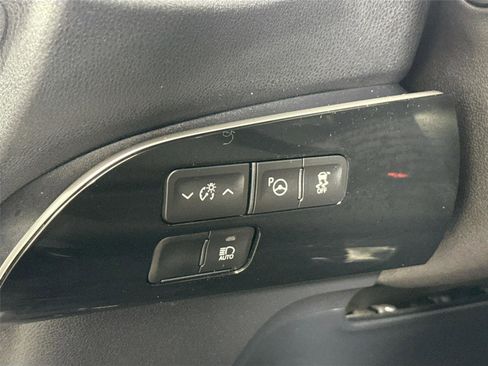 Certified 2022 Toyota Prius LE image 14
