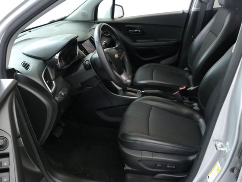 Used 2022 Chevrolet Trax LT w/ LT Convenience Package image 23