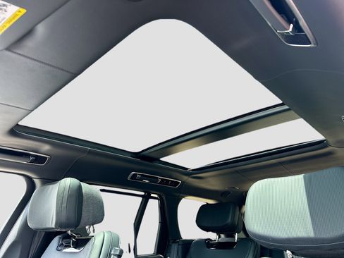 New 2025 Land Rover Range Rover SV image 24