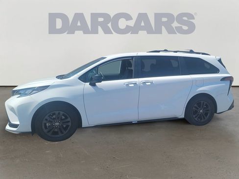 Used 2025 Toyota Sienna XSE AWD/4WD image 4