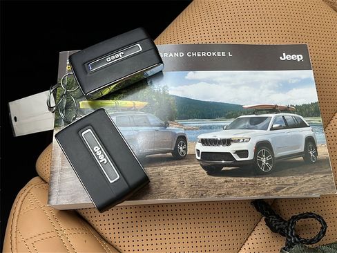 Used 2023 Jeep Grand Cherokee Summit image 33