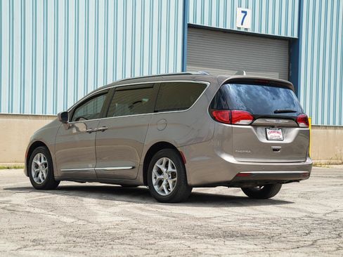 Used 2017 Chrysler Pacifica Touring-L Plus w/ Tire & Wheel Group FWD image 14