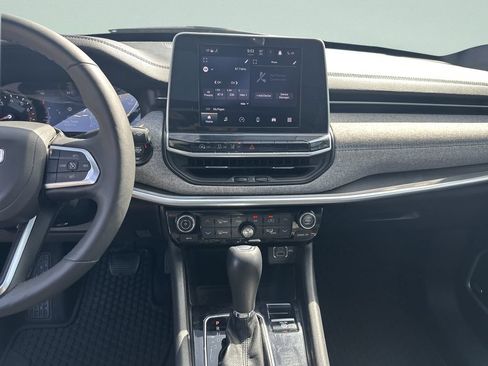Used 2025 Jeep Compass Latitude w/ Sun & Sound Group AWD/4WD image 16