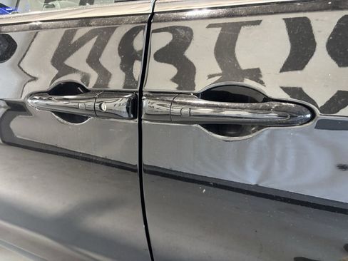 Used 2024 Chrysler Pacifica Touring-L image 9