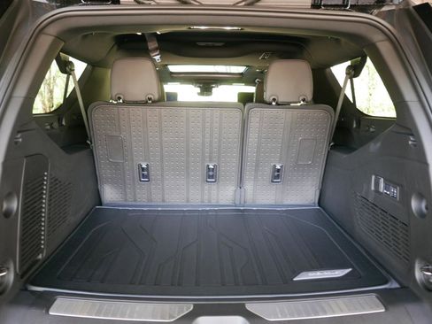 Used 2025 Chevrolet Suburban High Country AWD/4WD image 32