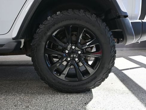 Used 2018 Jeep Wrangler Unlimited Sahara w/ Dual Top Group AWD/4WD image 16