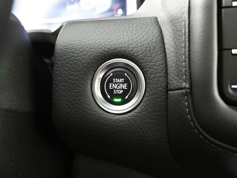 Used 2023 GMC Yukon Denali w/ Advanced Technology Package AWD/4WD image 32